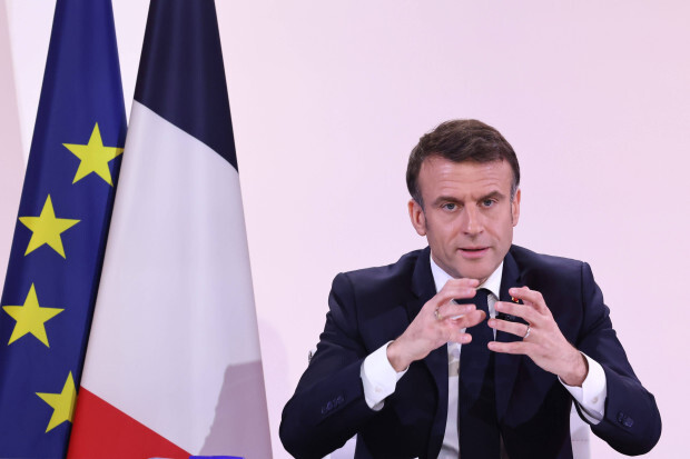 Wie Macron seine neue Regierung behutsam auf rechts dreht