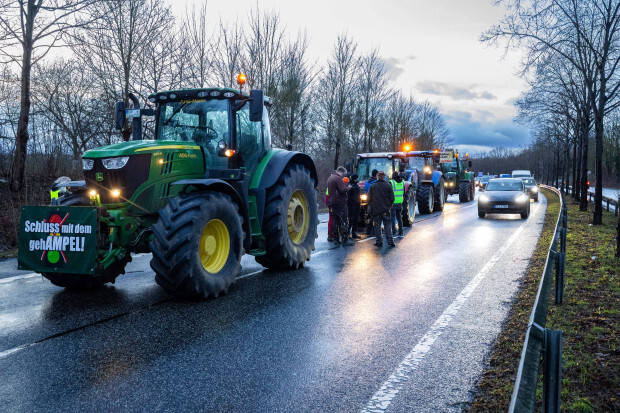 Treckerkolonnen protestieren gegen Ampel-Parteien