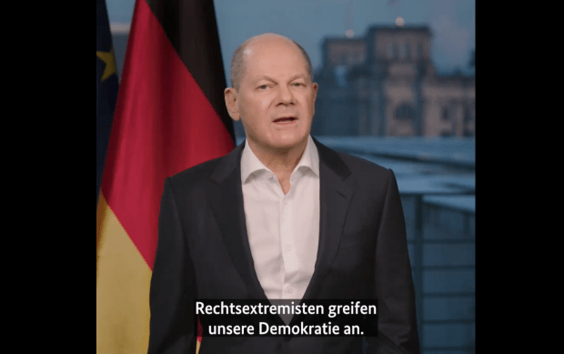 Olaf Scholz sieht sich von Rassisten umzingelt