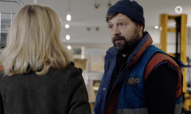 Die ARD hält im schrottreifen Paketlieferwagen voll drauf