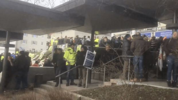 Die Geister, die sie riefen, kommen jetzt mit Schildern daher