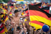 Die Gedanken sind frei! Sie zerreißen die Schranken und Mauern entzwei