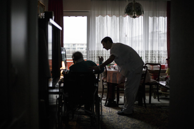 Situation in Altenheimen: Geld oder Menschlichkeit?