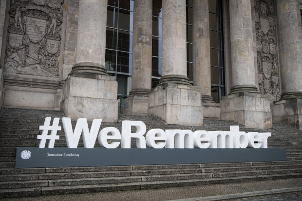 Das Nie-wieder-Deutschland und seine Millionen für Judenhasser