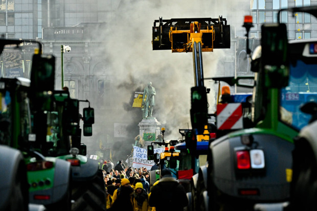 „Ursula, wir sind hier!“: Europäische Landwirte protestieren in Brüssel