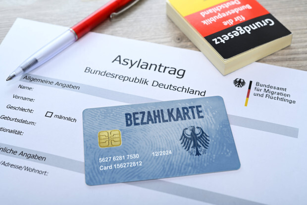 Grüne wollen Bezahlkarten für Migranten verhindern – und stehen dabei gegen die Mehrheit