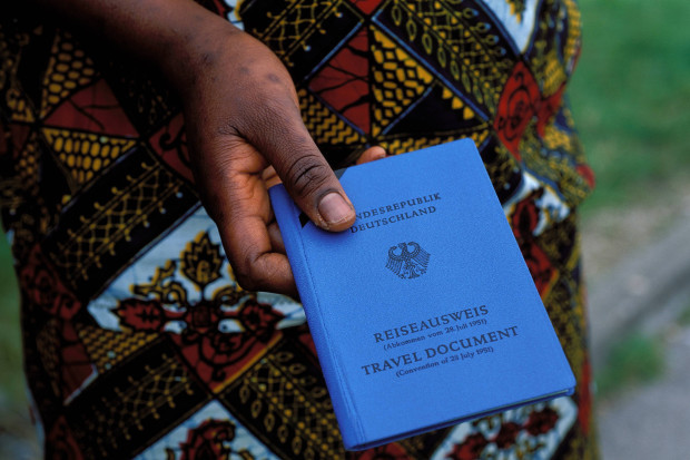 Behörden stellen immer mehr Reisepässe an Asylbewerber aus