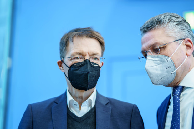 Lauterbach leugnet Weisungsgebundenheit des RKI während Corona