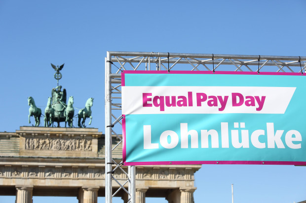 Feministinnen backen für Gerechtigkeit und legen Blumen vor Bauzäune