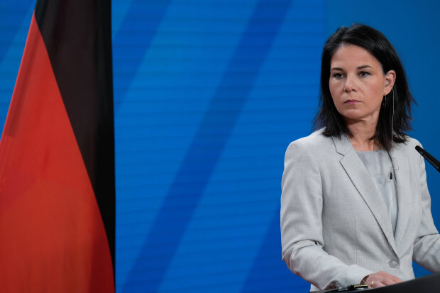 Baerbock warnt vor „Drehbuch des Terrors“ – und spielt es selbst mit