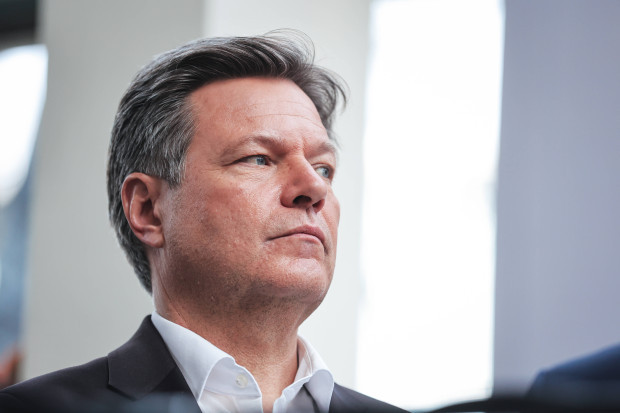 Habeck im Paralleluniversum beim Energie-Märchen schreiben