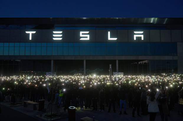 Mitarbeiter haben Angst, ihre Tesla-Kleidung zu tragen