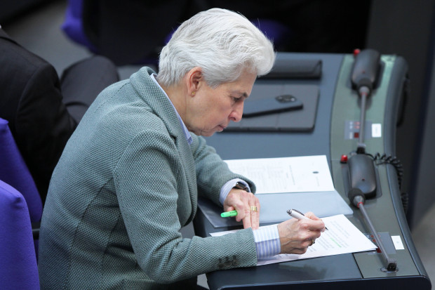 Marie-Agnes Strack-Zimmermann ermöglicht Geheimnisverrat