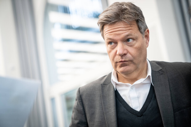 Die Wirtschaft schrumpft weiter – und Minister Habeck frohlockt