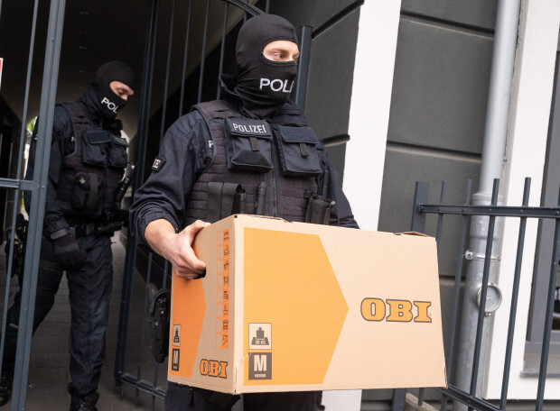 Aufenthaltstitel gegen Geld: Schleuserverdacht auch in Verwaltung