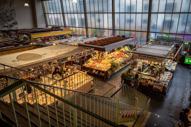 Zwischen Touristentrubel und Familieneinkäufen: Frankfurts Kleinmarkthalle