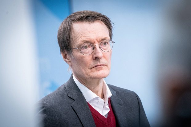 ZDF nimmt sich Lauterbachs Geldverschwendung vor – von „Bananenrepublik“ ist gar die Rede