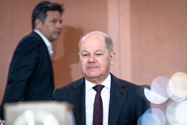 Im flackernden Schein der verlöschenden Ampel segelt das deutsche Staatsschiff in die Nacht