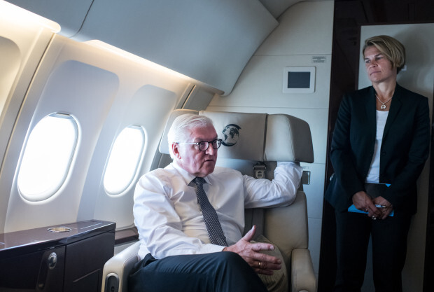 Gut geölte Drehtüren: Polit-mediale Seilschaften