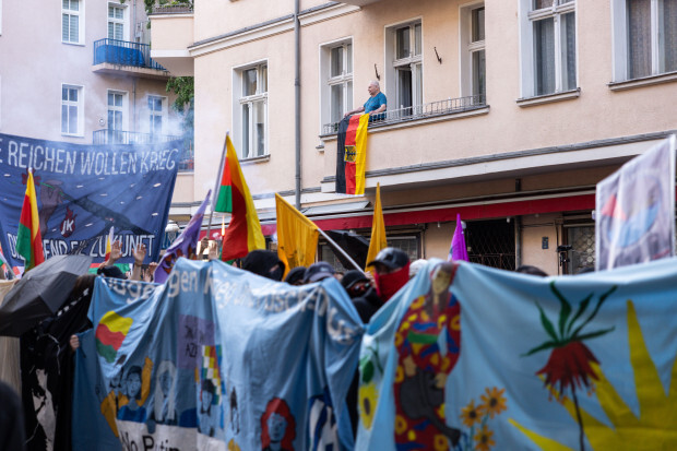 Rentner, der die Deutschlandfahne zeigte, gerät nun ins Visier der Polizei