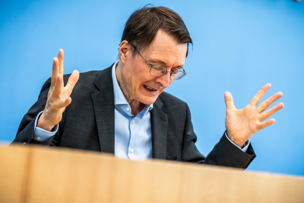 Karl Lauterbach kündigt höhere Beiträge und geringe Leistungen in Pflege an