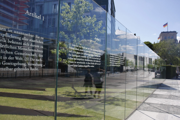 Skeptischer Blick aufs Heute: Hält das Grundgesetz, was es versprach?