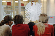 Der Generation Grün wird es blau vor Augen wegen der Generation rechts