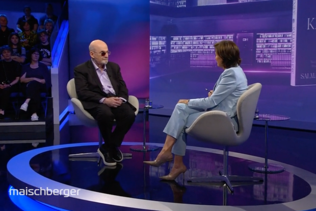 Sieger tanzen auf dem Gefängnisparkplatz