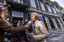 Von der Leyen kämpft in Live-Debatte ums politische Überleben