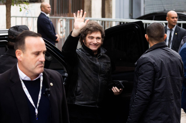 Inflation: Milei erfüllt erstes Wahlversprechen