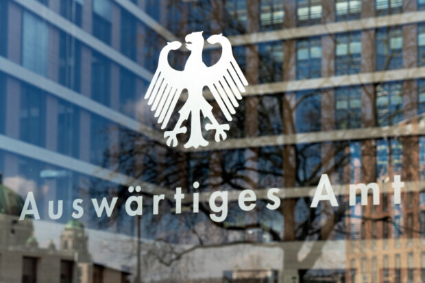 Wie das Baerbock-Amt tausende Einreisen durch minderwertige Papiere ermöglichte