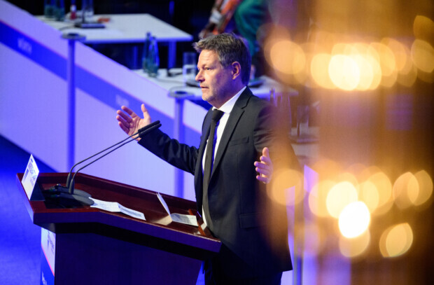 Habeck ausgebuht: Unternehmer wollen keine Phrasen mehr hören, Konzernchefs schon