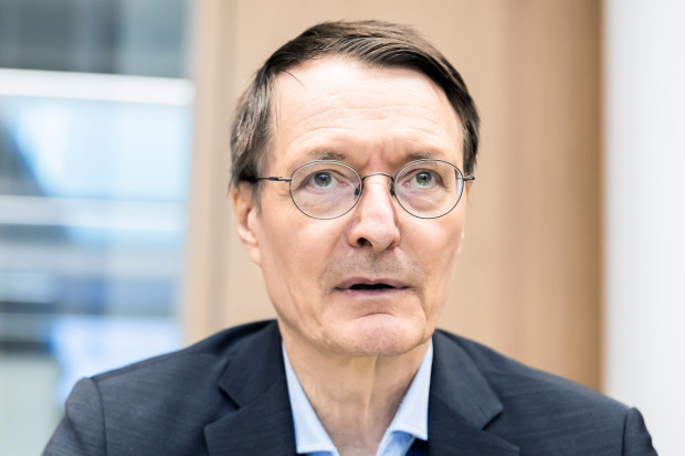 Lauterbach ist auch bei der Homöopathie auf dem Holzweg