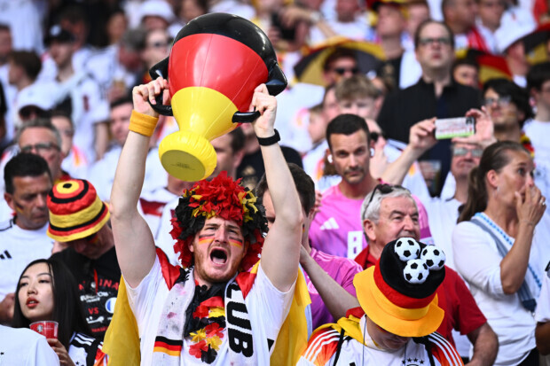 Die Freude am Fußball spielt gegen die Apparatschicks der Politik