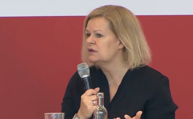 Faeser führt Mord an Philippos auf Wohnsituation des Täters zurück