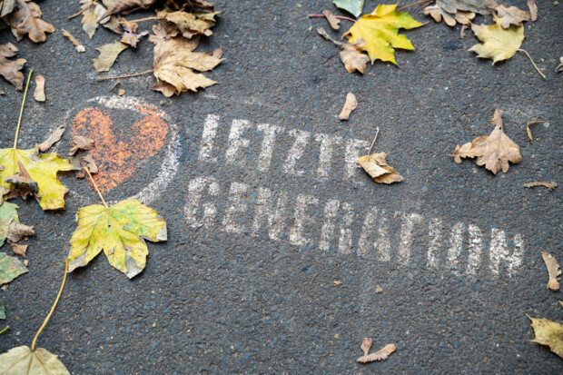 Letzte Generation bekommt von den jungen Wählern eine geklebt