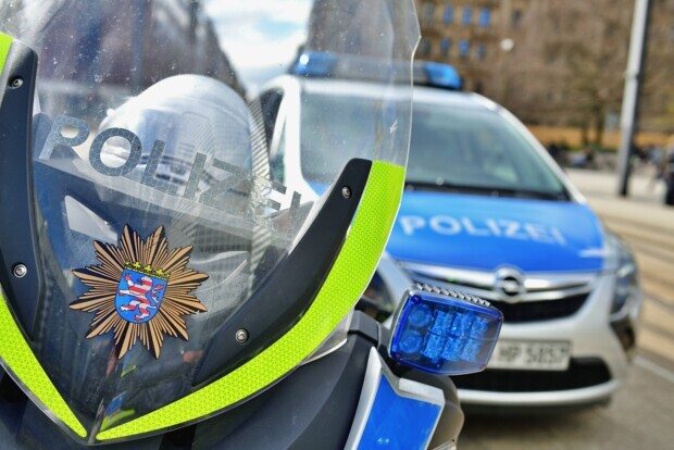 In Frankfurt auf der Fußball-Meile: Afghane sticht Frau nieder. Einfach so.