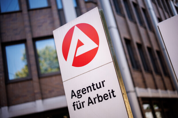 Die Realität verweigert sich den deutschen Journalisten – Zahl der Arbeitslosen steigt stark