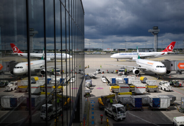 IT-Ausfall zwingt Unternehmen und Flughäfen in die Knie – auch BER betroffen