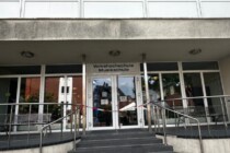 Lehrer vor Volkshochschule niedergestochen – Mehrere Festnahmen