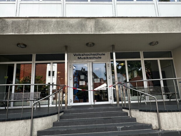 Lehrer vor Volkshochschule niedergestochen – Mehrere Festnahmen