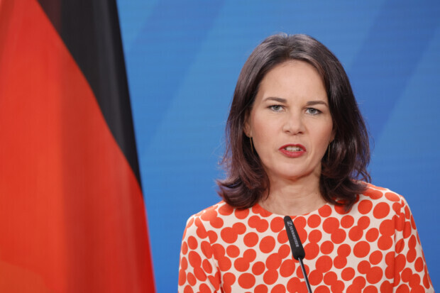 Neue Baerbock-Weisung aufgetaucht: Botschaften müssen Visa auch ohne Dokumente ausstellen