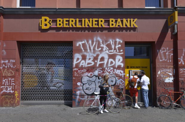 Schließungswelle bei Bankfilialen lässt Kunden im Regen stehen