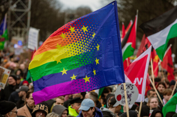 Dreiste Geldtransfers zwischen Regierung und NGOs – und umgekehrt