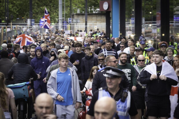 Anhaltende Proteste gegen Immigration in Großbritannien und muslimische Attacken auf Weiße