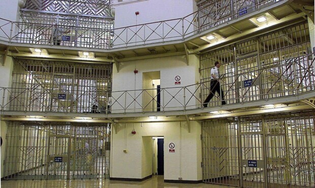 Britische Gefängnisse: Verbrecher sollen Platz für Protestler machen