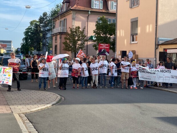 Groß angekündigte Protest ohne großen Protest: Ulrich Vosgerau spricht in Erlangen