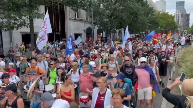 Die „Querdenker“ sind zurück: Tausende demonstrieren in Berlin