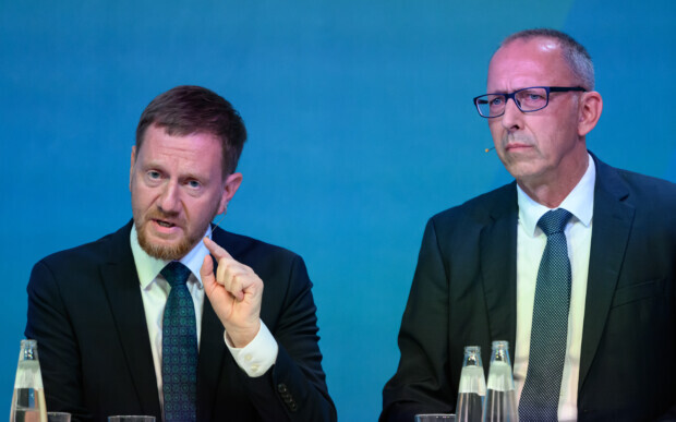 Wackelt die Brandmauer, wird sie porös oder fällt sie?