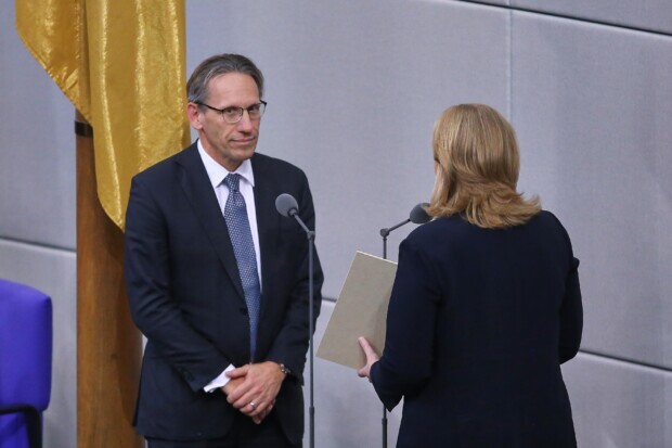 „Arbeiterpartei“ SPD kürt einen Nobel-Golfplatz-Aktionär zum Finanzminister